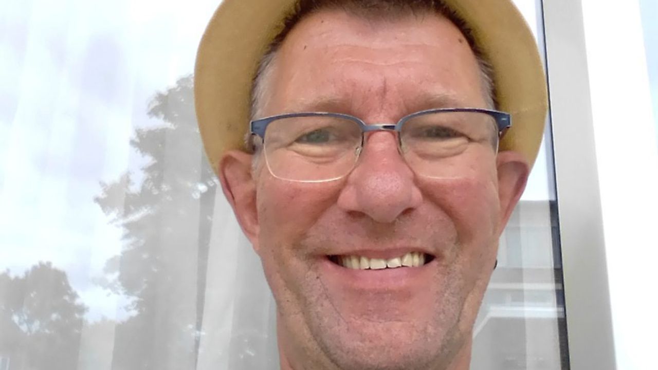 Supermarktmedewerker Frank Huijbregts kent bijna al zijn klanten bij naam (foto: Dankraam Tilburg).