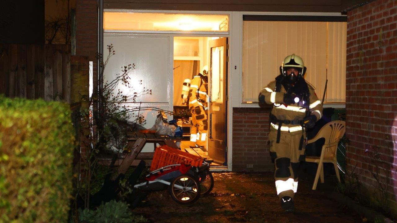 Brandweer kon het huis via de achterkant binnenkomen (foto: Bart Meesters / SQ Vision)