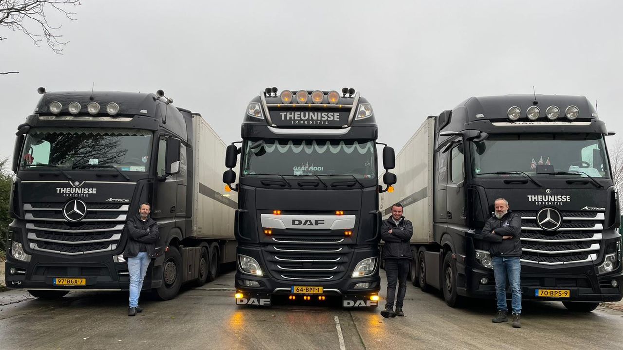 Frans (links) hoopt met zijn collega's op tijd thuis te zijn voor kerst. (foto: Bas Timmermans)