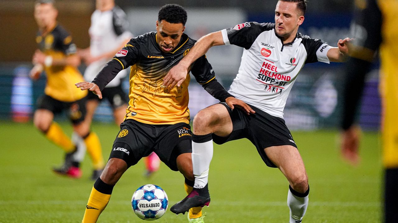 Jeff Stans(r., Helmond Sport) in duel met Roland Alburg (l.) (Foto: Orange Pictures). 