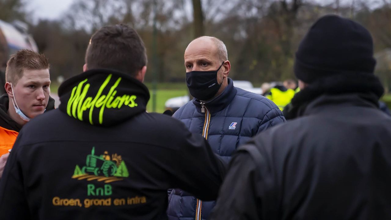 Frits van Eerd (met mondkapje op) in gesprek met boeren (foto: Gabor Heeres/SQ Vision Mediaprodukties).