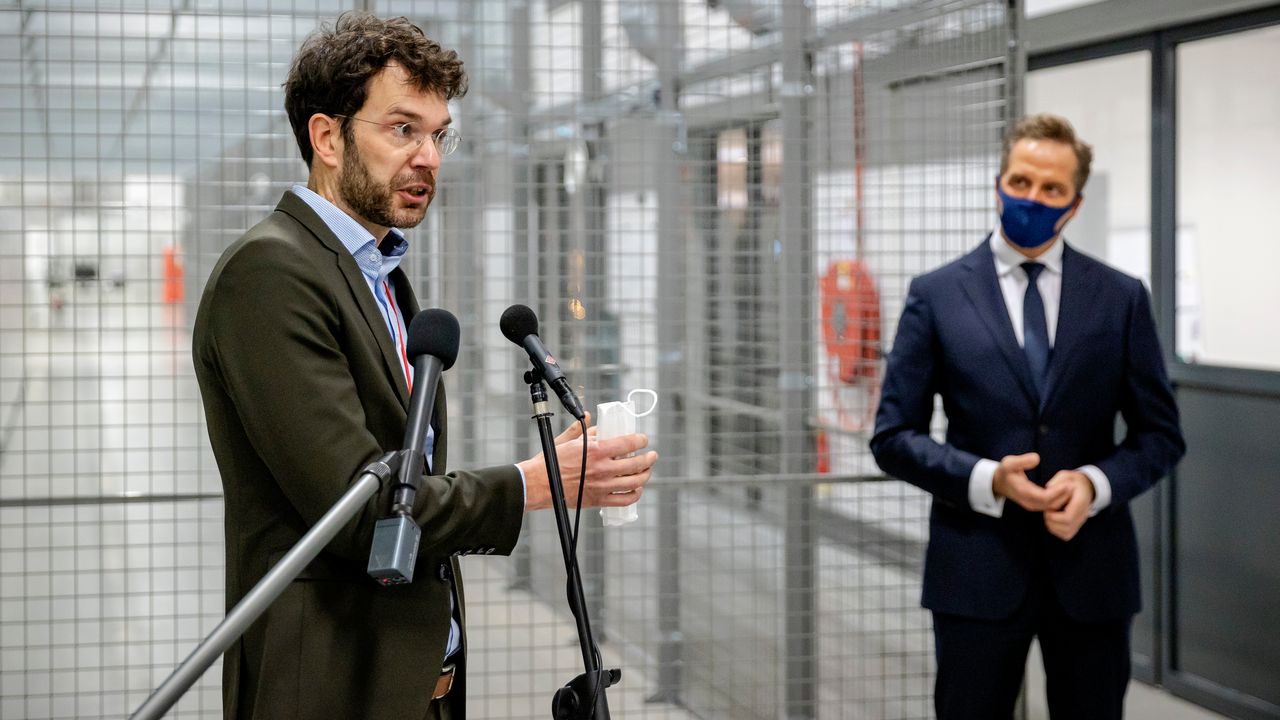 Minister De Jonge wordt rondgeleid langs de ultra-low freezers bestemd voor de vaccins (foto:  ANP / Robin van Lonkhuijsen).