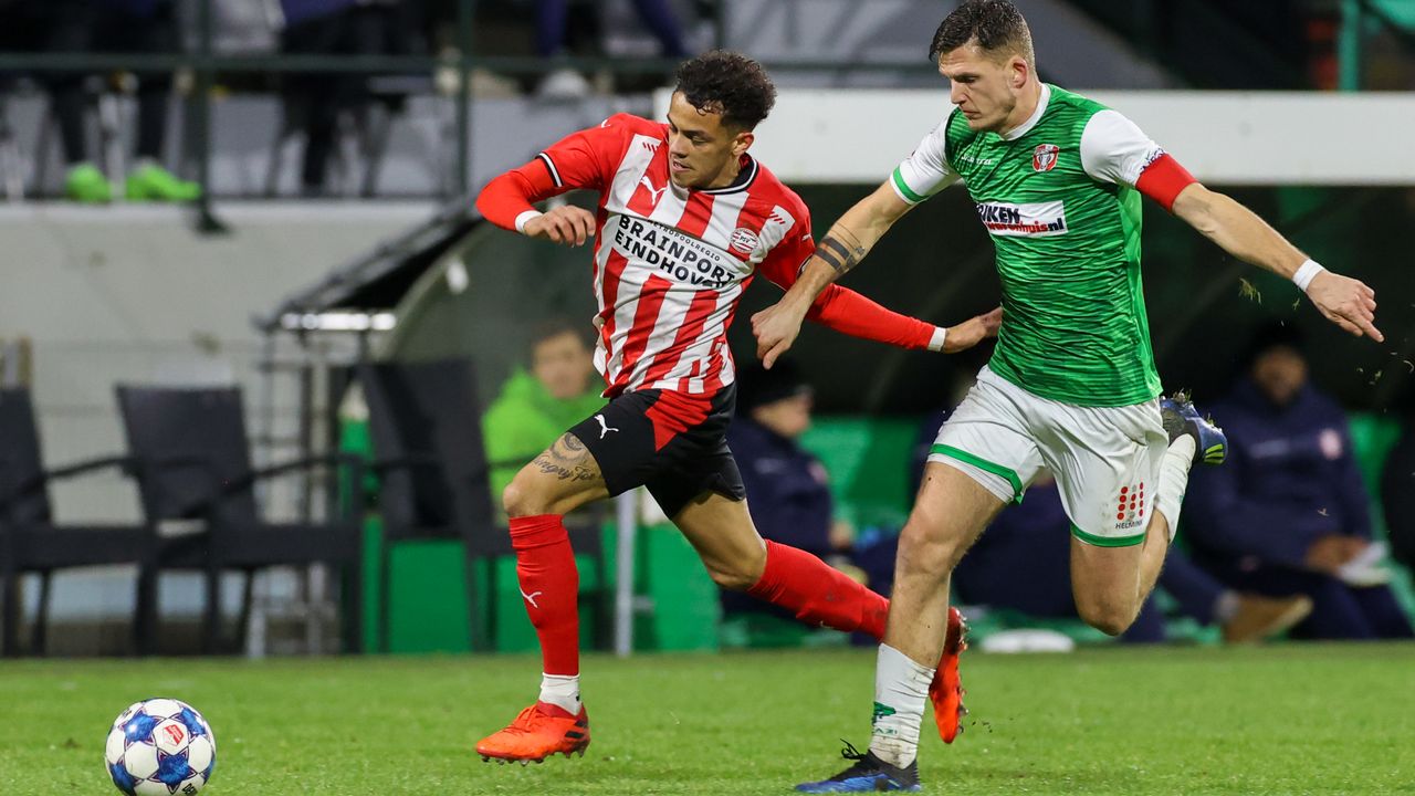  Jeremy Antonisse van Jong PSV aan de bal (foto: Orange Pictures)