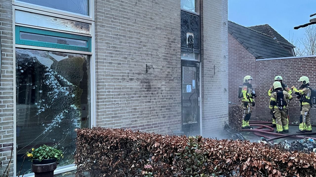 Ramen van enkele woningen zijn gesprongen door de brand. (foto: Bart Meesters / SQ Vision)