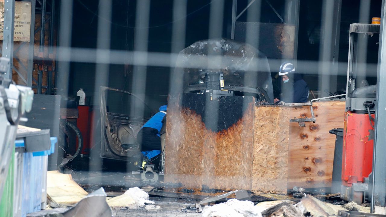 De auto die het bedrijf binnenreed wordt uitgebreid onderzocht. Foto: SK Media