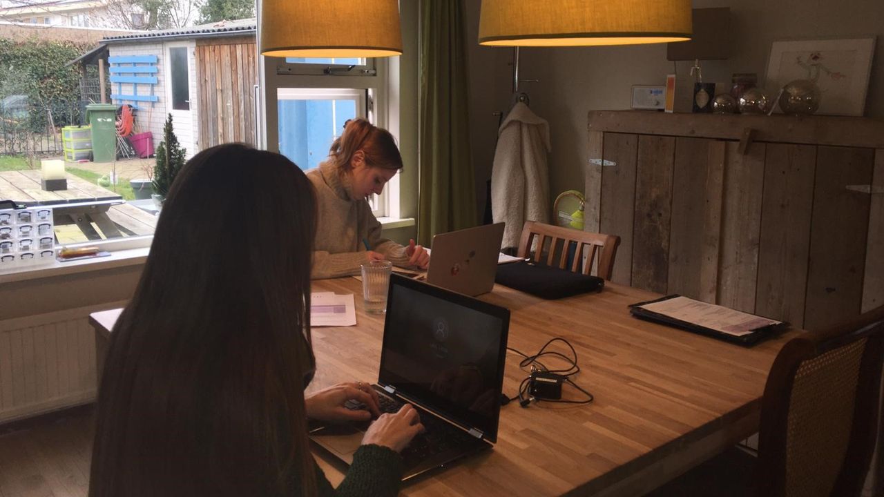 Minder stoelen aan de eettafel bij June in huis (Foto: Combinatie Jeugdzorg)