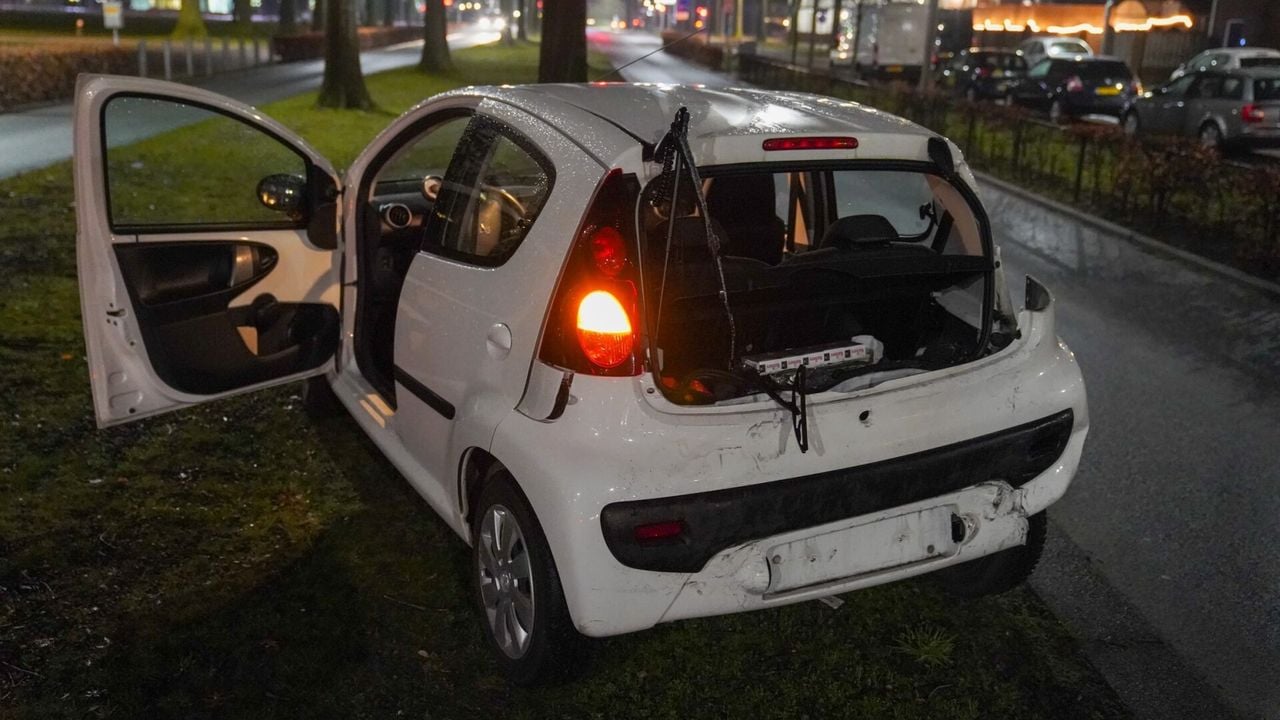 De voorste auto heeft flinke schade (foto: Gabor Heeres).
