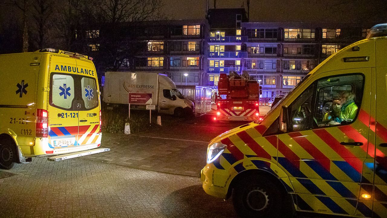 Uit voorzorg werden diverse ambulances ingeschakeld (foto: Jurgen Versteeg/SQ Vision Mediaprodukties).