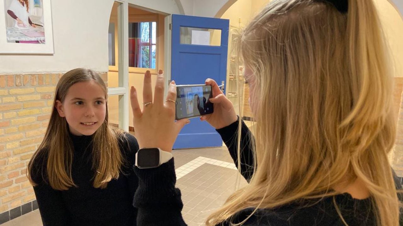 Yela en Britt uit de brugklas maken vlogjes (foto: Erik Peeters).