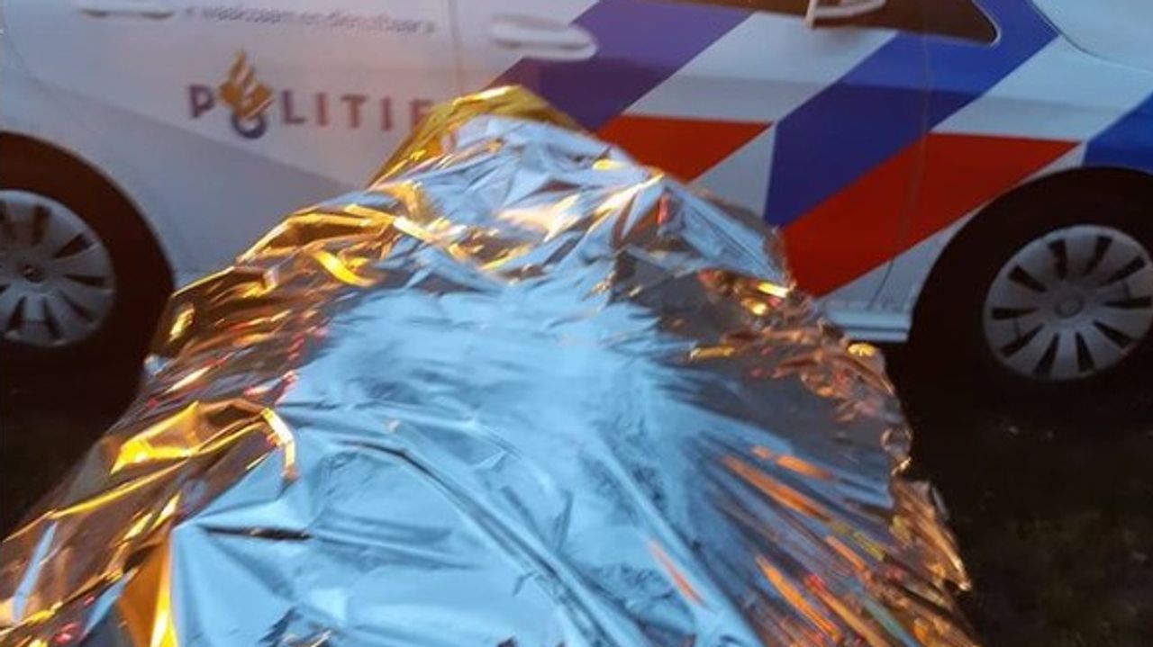 De inbreker werd in folie gewikkeld na zijn koude duik. (Foto: wijkagenten Etten-Leur)