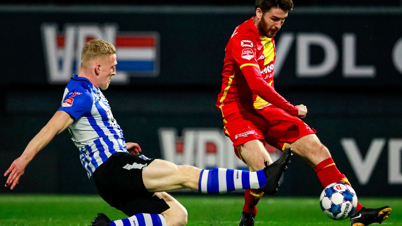 Valentino Vermeulen (l.) probeert een schot van Sam Hendriks te blokken (Foto: Orange Pictures). 