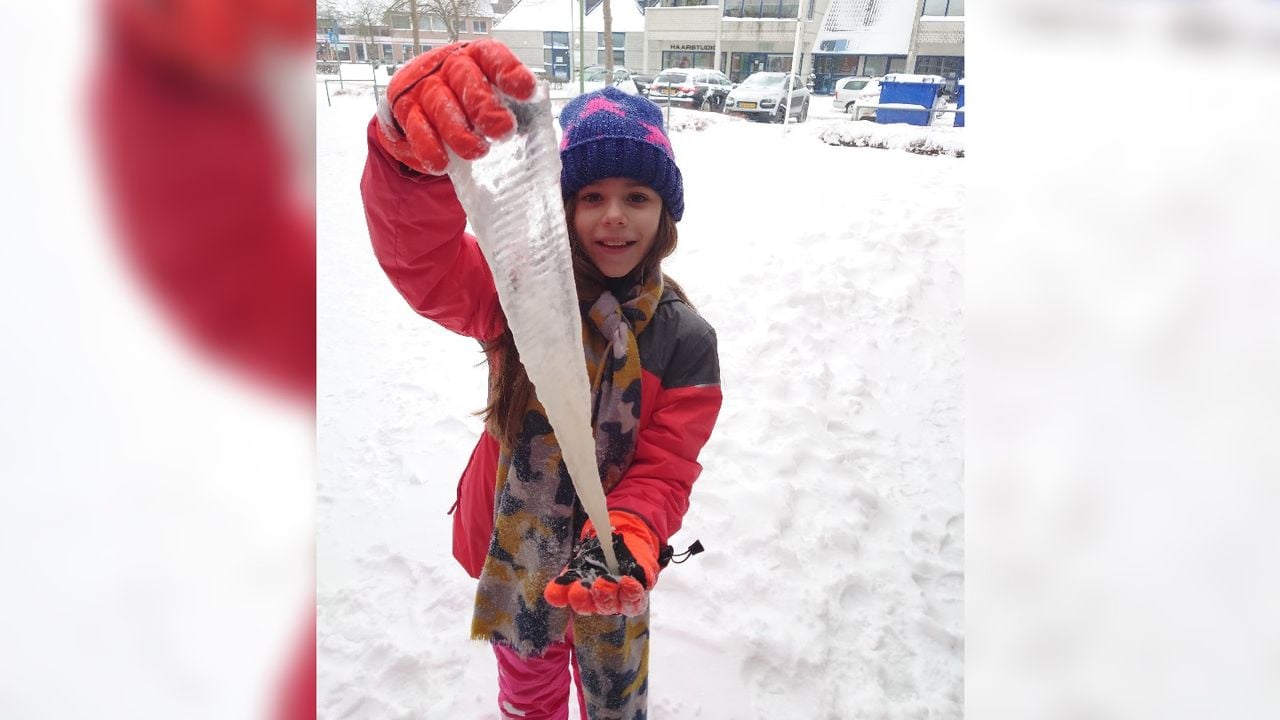 Sfynne met een joekel van een ijspegel die aan haar school hing (foto: Tanja van Helden).