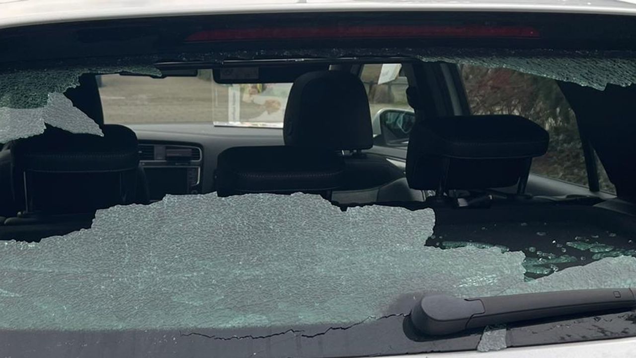 De achterruit van Maggie die door relschoppers werd ingeslagen (foto: Maggie).