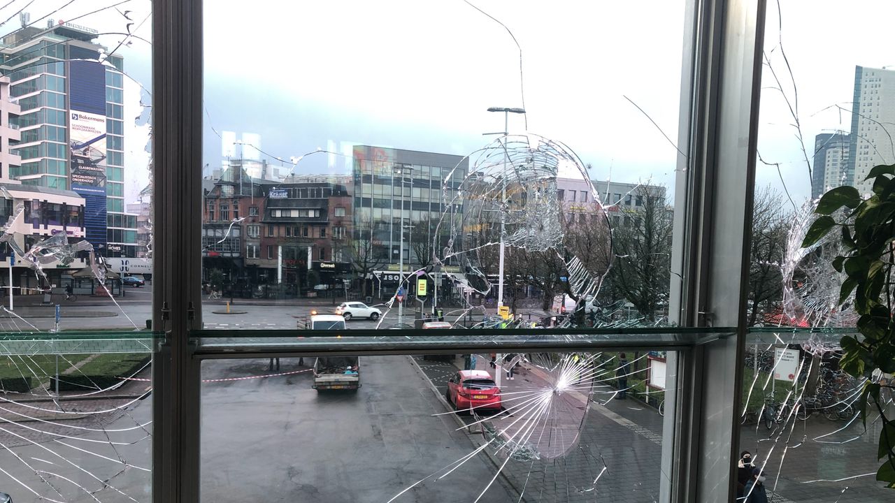 De kapotte ramen in de stationsrestauratie van Eindhoven.