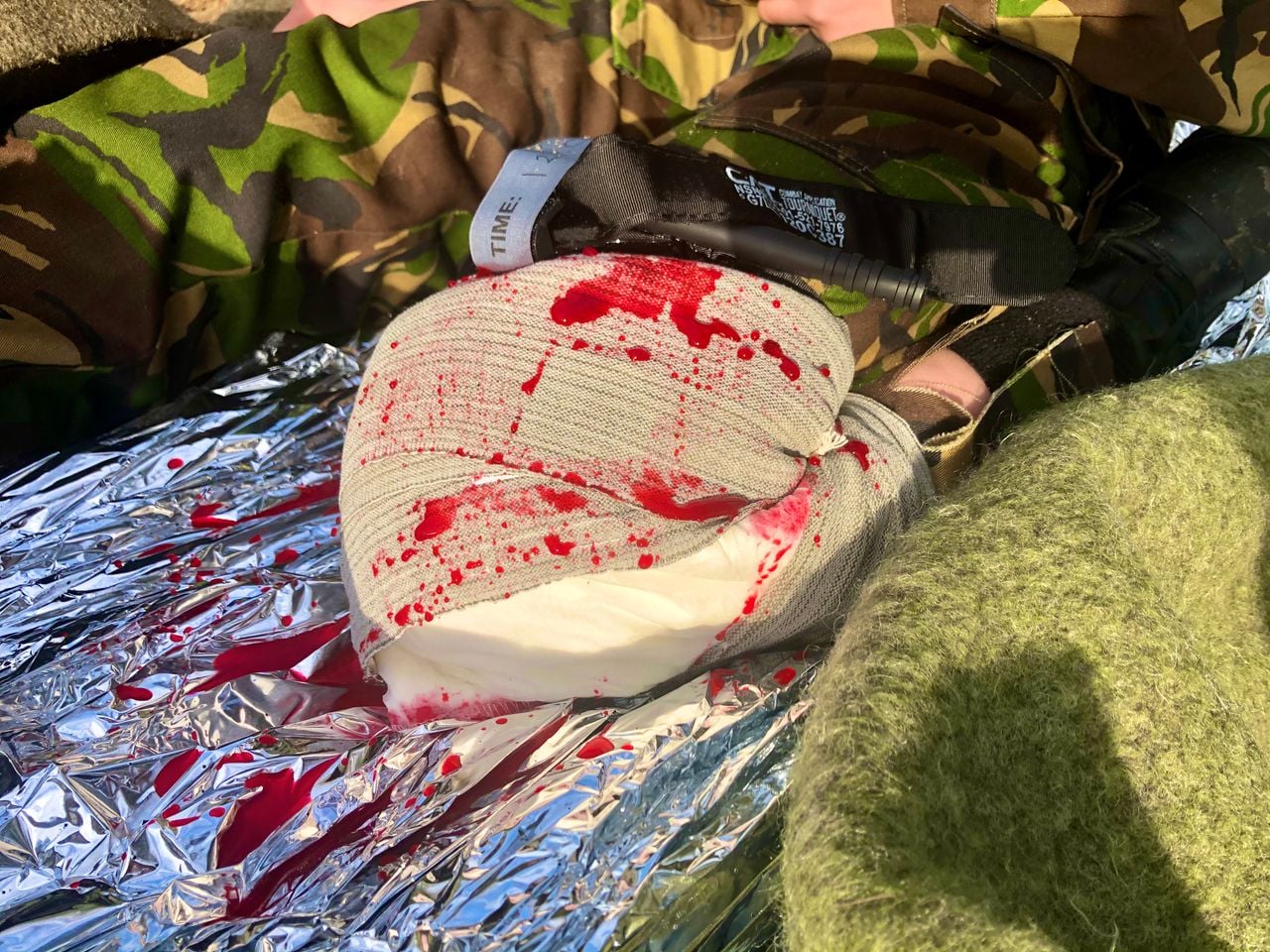 Met nepbloed wordt het nog even realistischer gemaakt. (foto: Raoul Cartens)