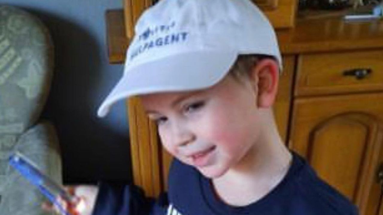 Mike is nu officieel hulpagent (foto: wijkagent_erik_denbosch).