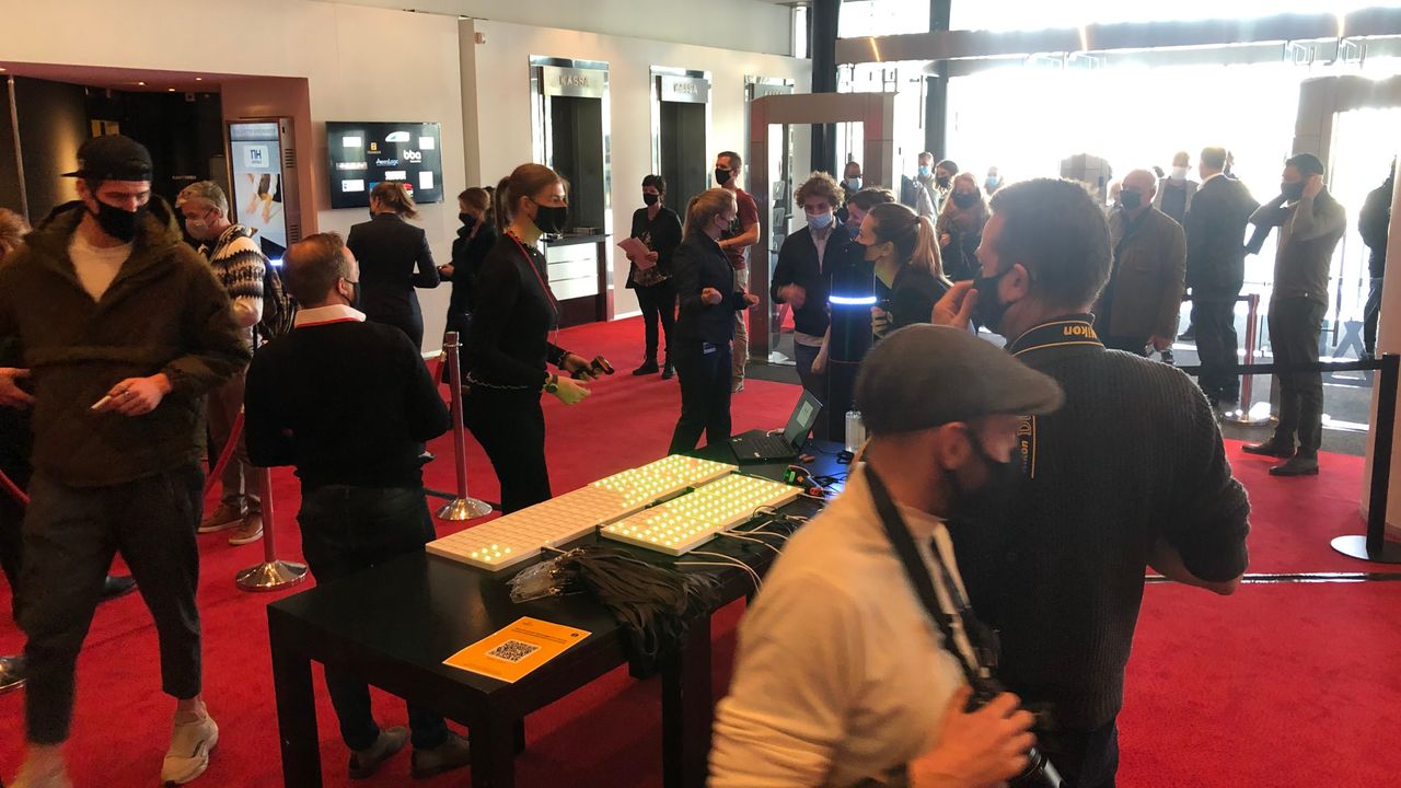 Bijna ouderwets druk - maar met mondkapjes - in het Utrechtse theater (foto: Saskia van Heijster).