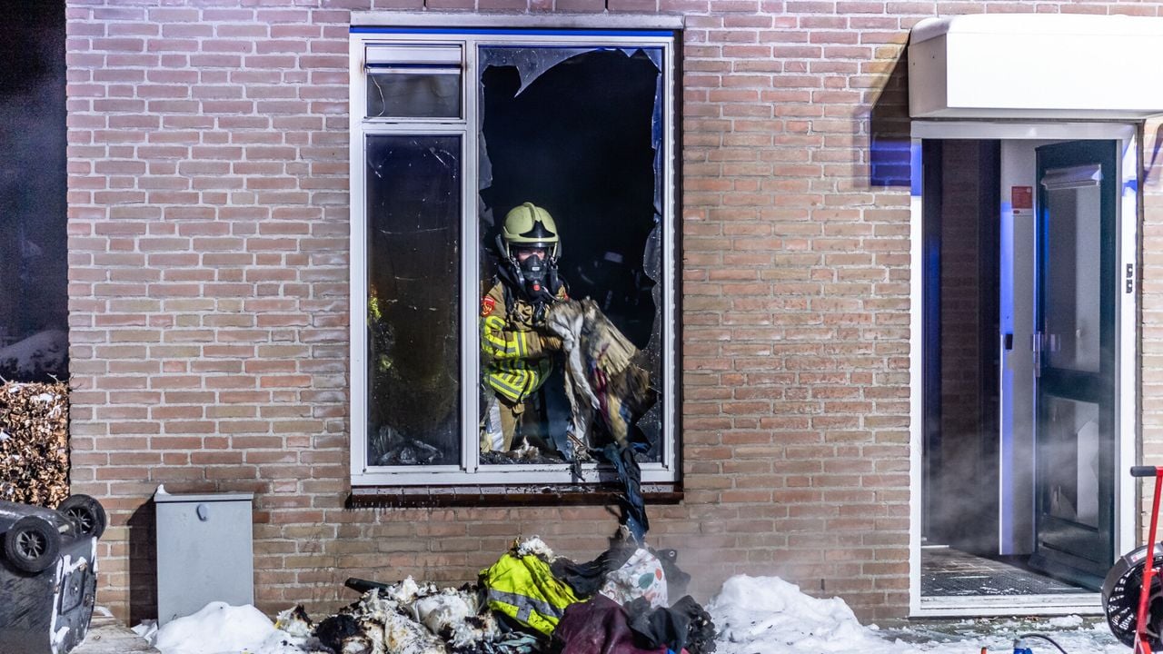 De brandweer in het huis aan de IJskelderstraat in Tilburg (foto: Jack Brekelmans/SQ Vision).