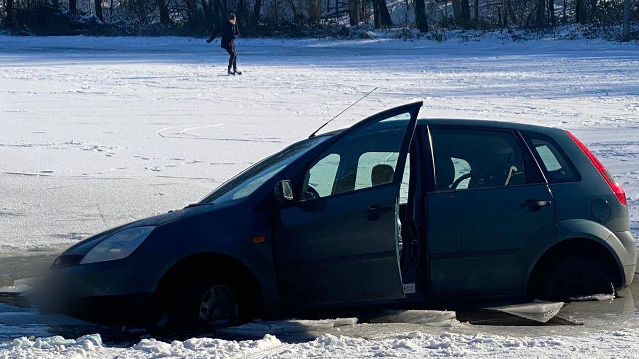 De bestuurder dacht dat hij nog op de parkeerplaats reed (foto: ingestuurd)