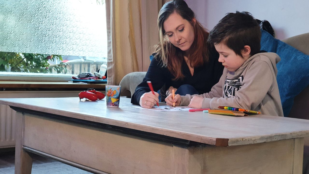 Carlin is druk bezig met het maken van kleurplaten, zodat hij die kan uitdelen (foto: Lola Zopfi).