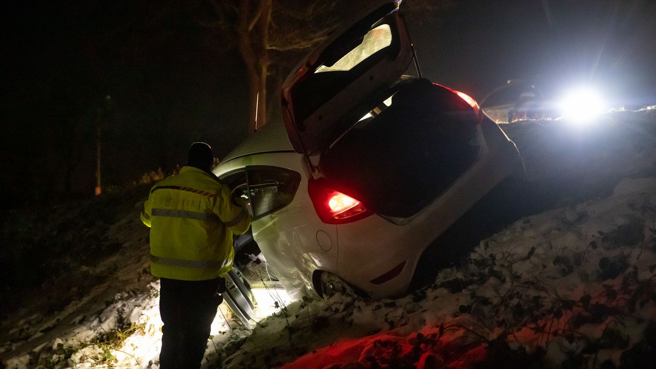 Politieonderzoek bij de auto in Rucphen (foto: Christian Traets/SQ Vision).