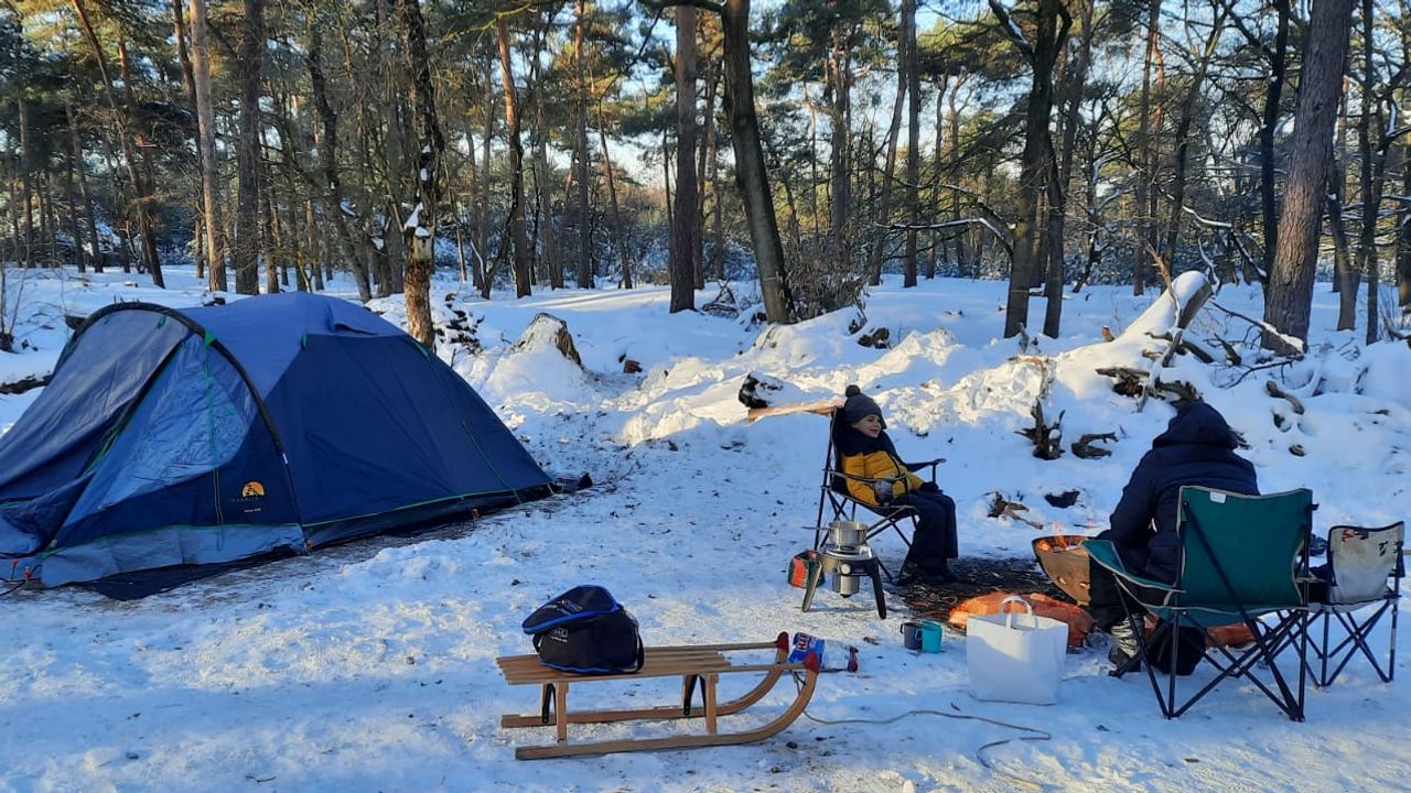 Gezellig bij de tent (foto: Frank Markerink).