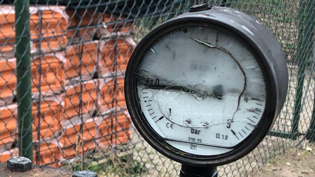 Gebarsten drukmeter op ketel (foto: Willem-Jan Joachems) 