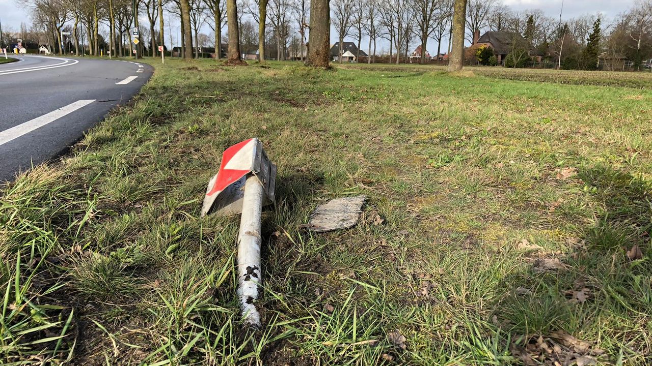 Dit paaltje werd uit de grond gereden (foto: René van Hoof).