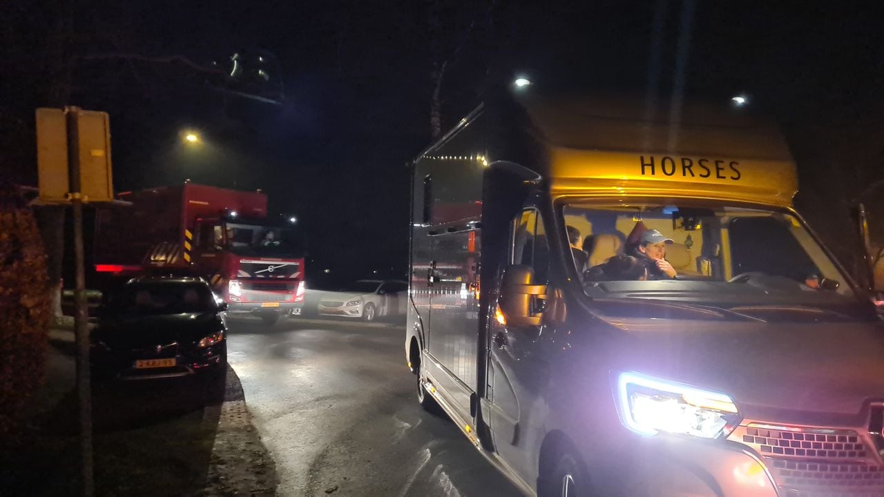 Mensen komen met trailers naar de manege toe om hun paarden op te halen (foto: Noël van Hooft).