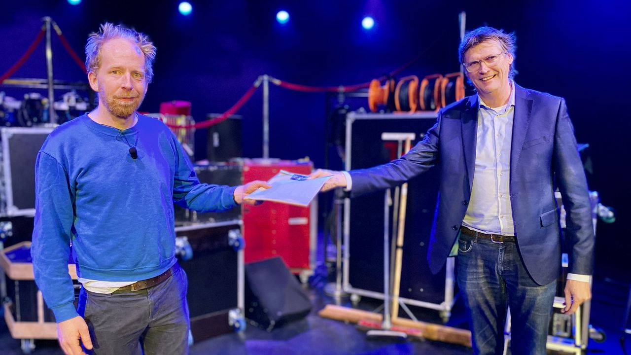 Jetse Batelaar krijgt de verzegelde tekst van theater directeur Alex Kühne (r)
