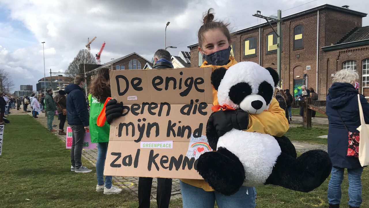 Een demonstrant in Tilburg (foto: Raymond Merkx).