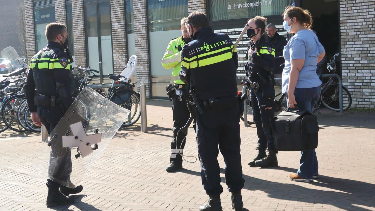 Dierenarts Carolien bij de politiemensen (foto: Perry Roovers/SQ Vision).
