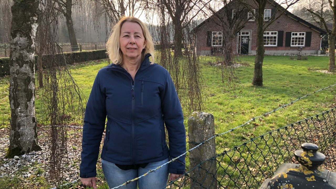 Corine van Hout voor haar boerderij (Foto: Alice van der Plas)