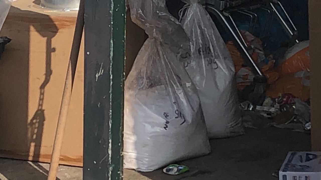 Zakken met wit poeder voor methbereiding (Foto: Willem-Jan Joachems.)