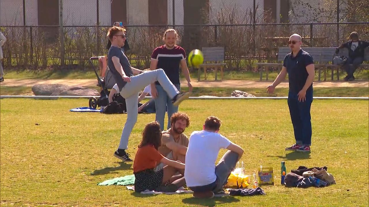 Voetballen in het Spoorpark. 