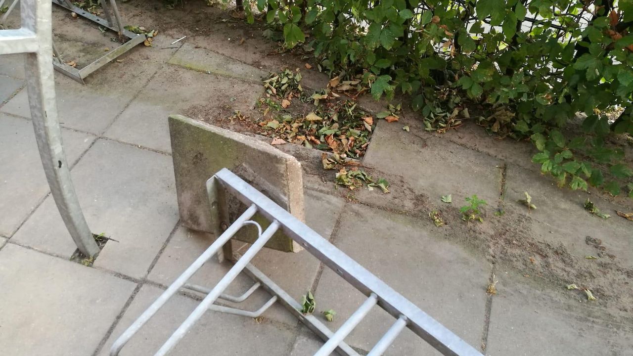 Omgegooid hekwerk (foto: De Fonkeling).