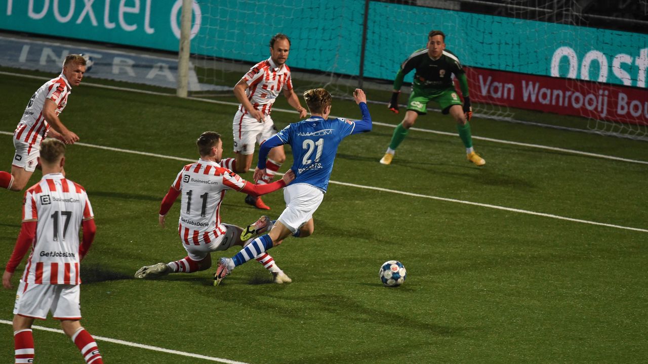 FC Den Bosch kreeg een penalty nadat Don Bolsius werd aangetikt in het strafschopgebied (foto: Henk van Esch).