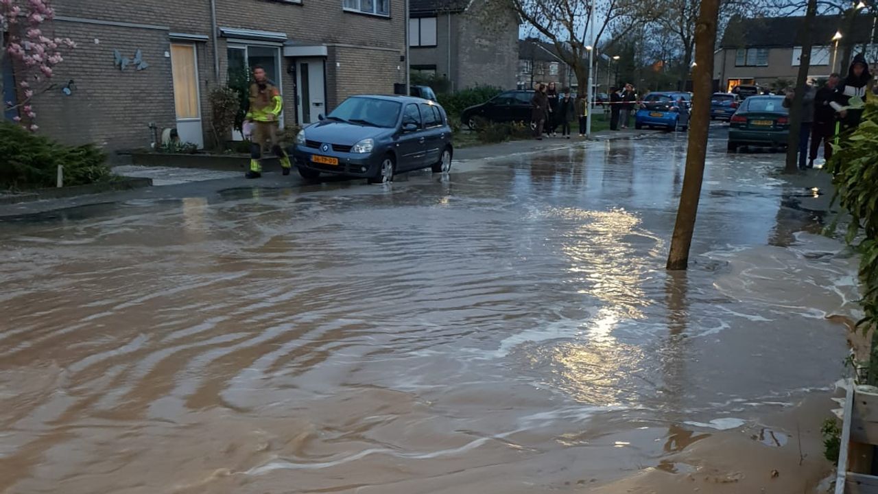 De straat stoomde vol zand (foto: Melissa Noordijk).