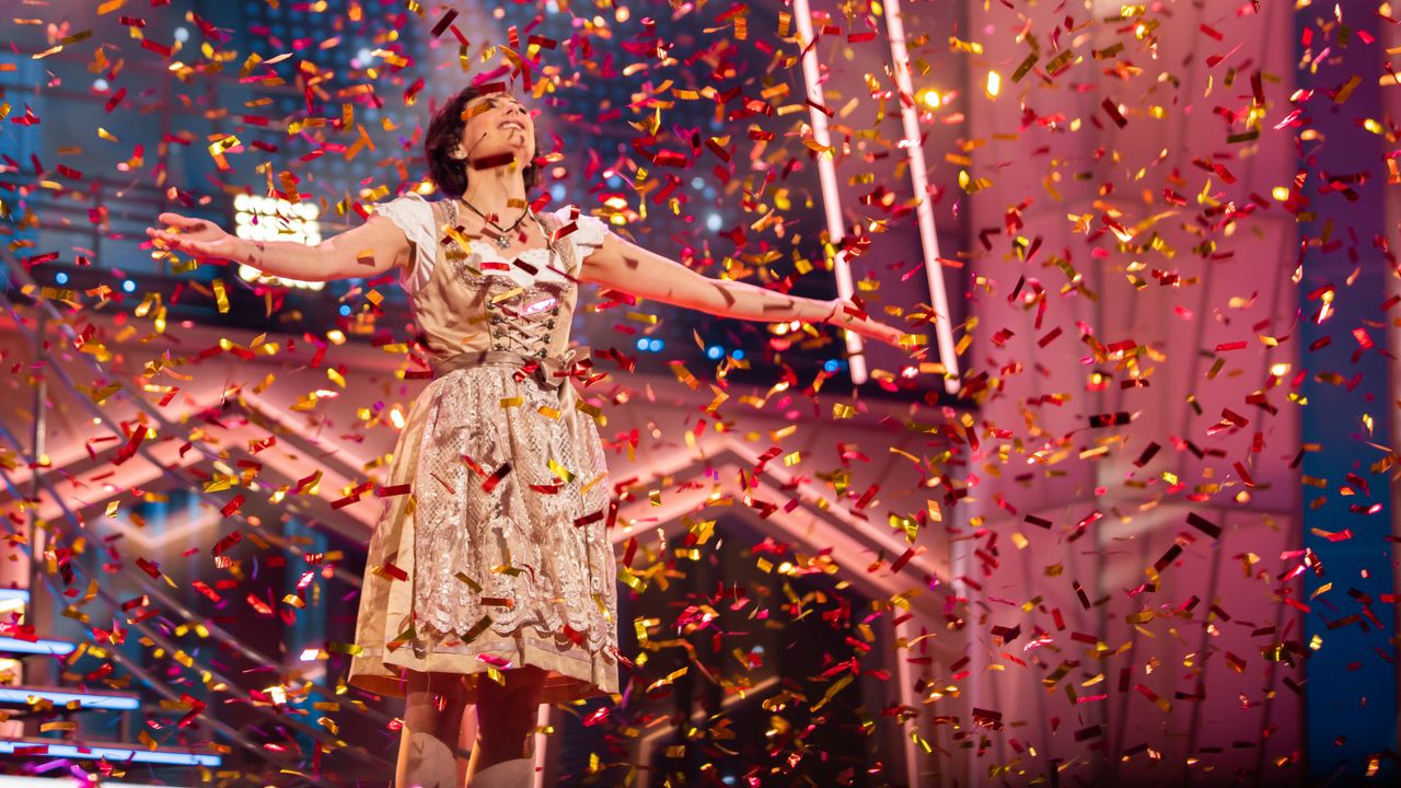 Nandi geniet van de winst van Op Zoek naar Maria (foto: AVROTROS).