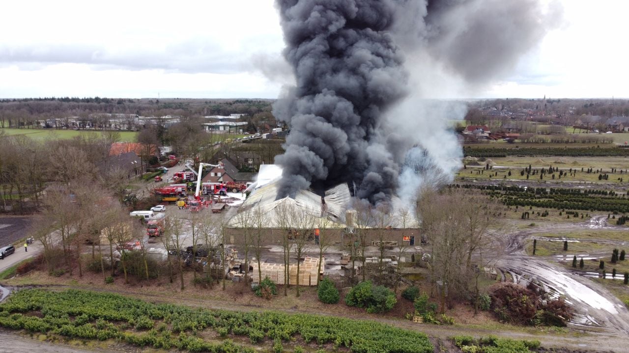 Een dronefoto van de brand.