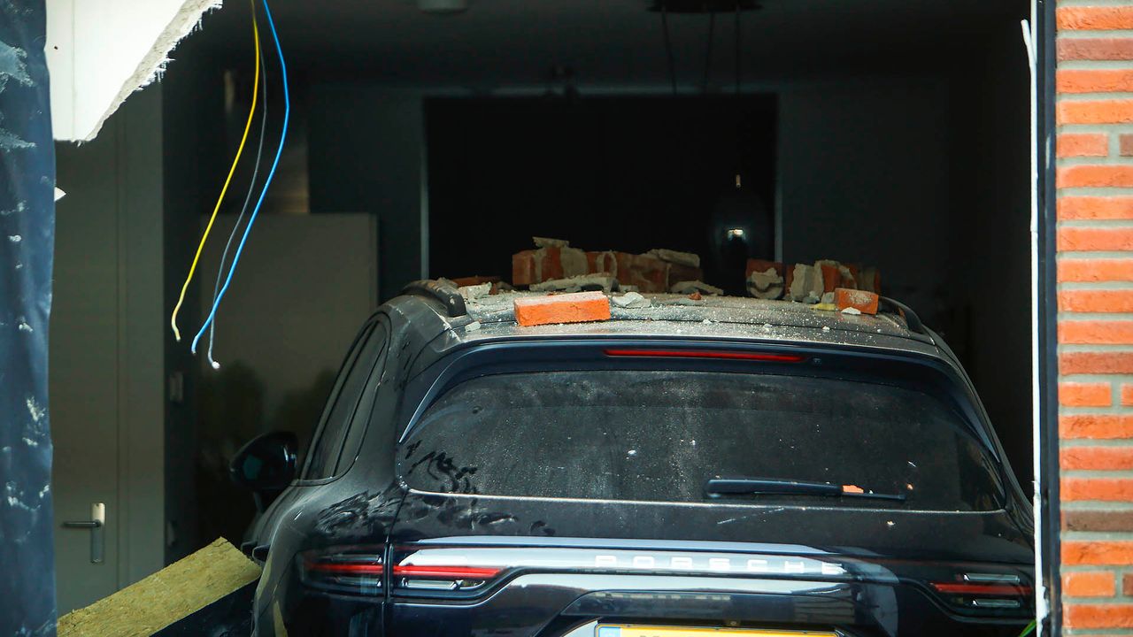 De auto kwam in het huis aan de Fagotstraat in Eindhoven tot stilstand (foto: Arno van der Linden/SQ Vision).