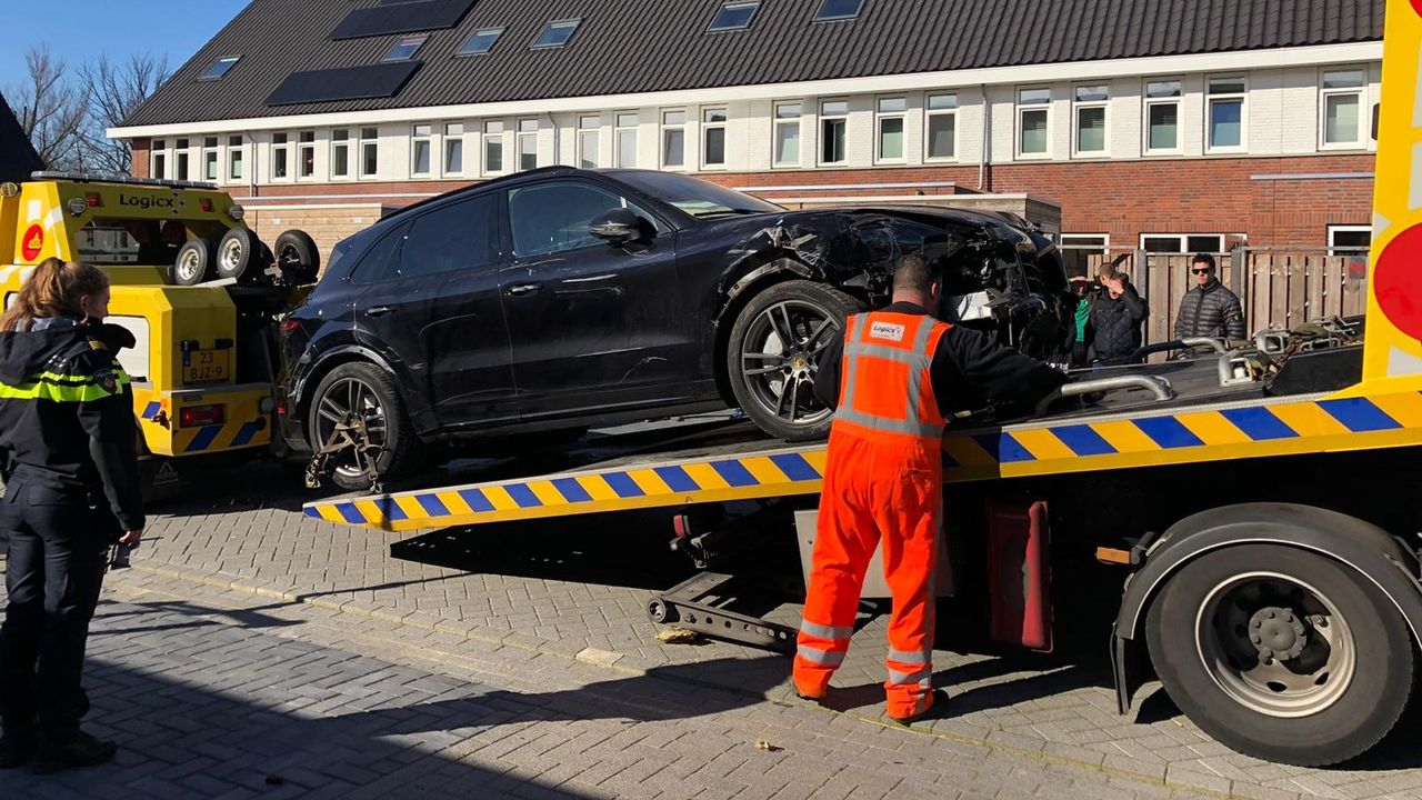 De Porsche wordt meegenomen uit de Eindhovense Fagotstraat (foto: René van Hoof).
