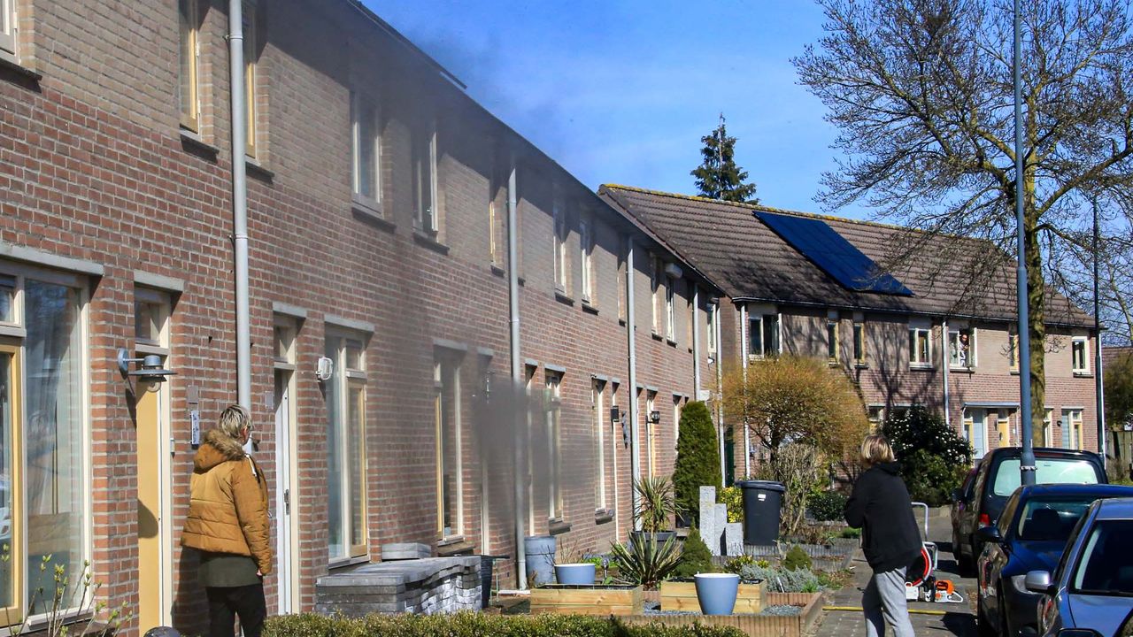 De rook komt uit het huis waar de kat zich bevond (foto: Harrie Grijseels/SQ Vision Mediaprodukties).
