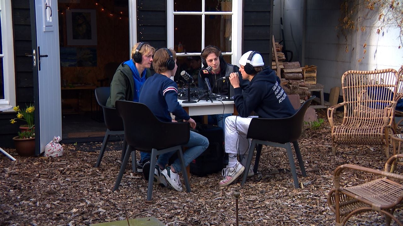 De opname van het Tussenuurtje bij het tuinhuisje van Lucas' ouders (foto: Jan Burgmans).