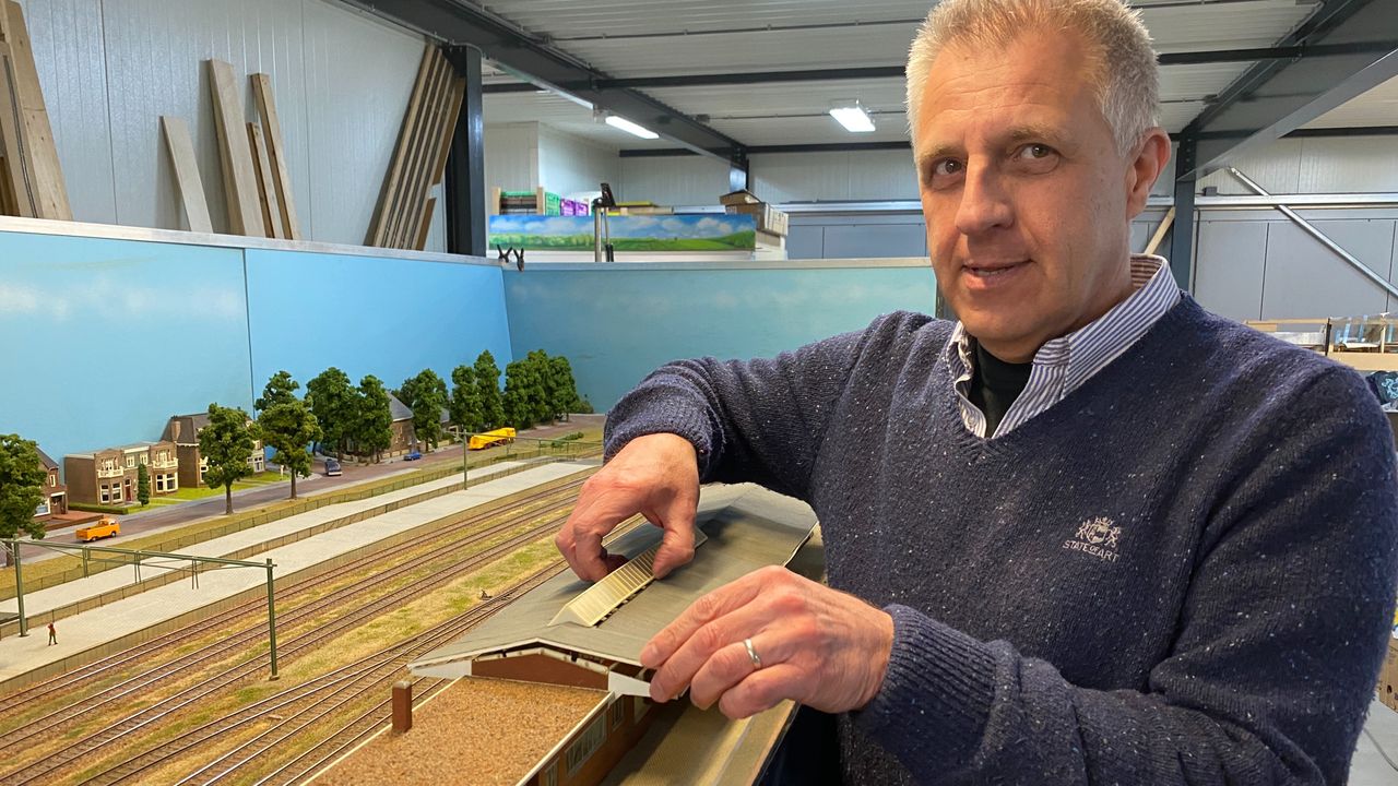 Willie de Kort met het Van Gend en Loos gebouw dat hij minutieus nabouwde (foto: Jan Peels)