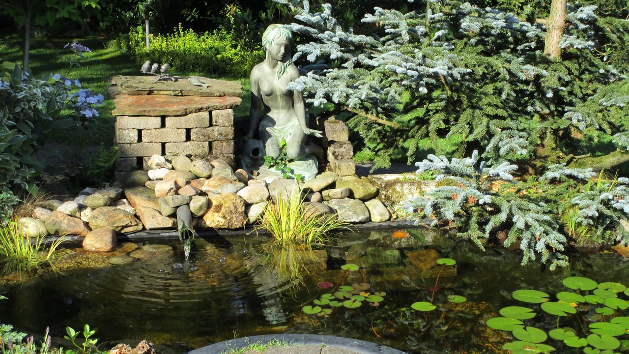 Het beeld bij de vijver is ook weg (foto: Adriënne Vester).