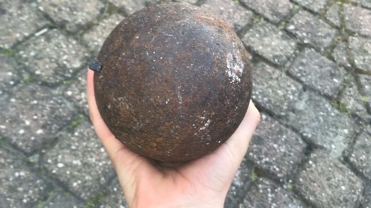 De kogel past precies in de hand (foto: privécollectie)