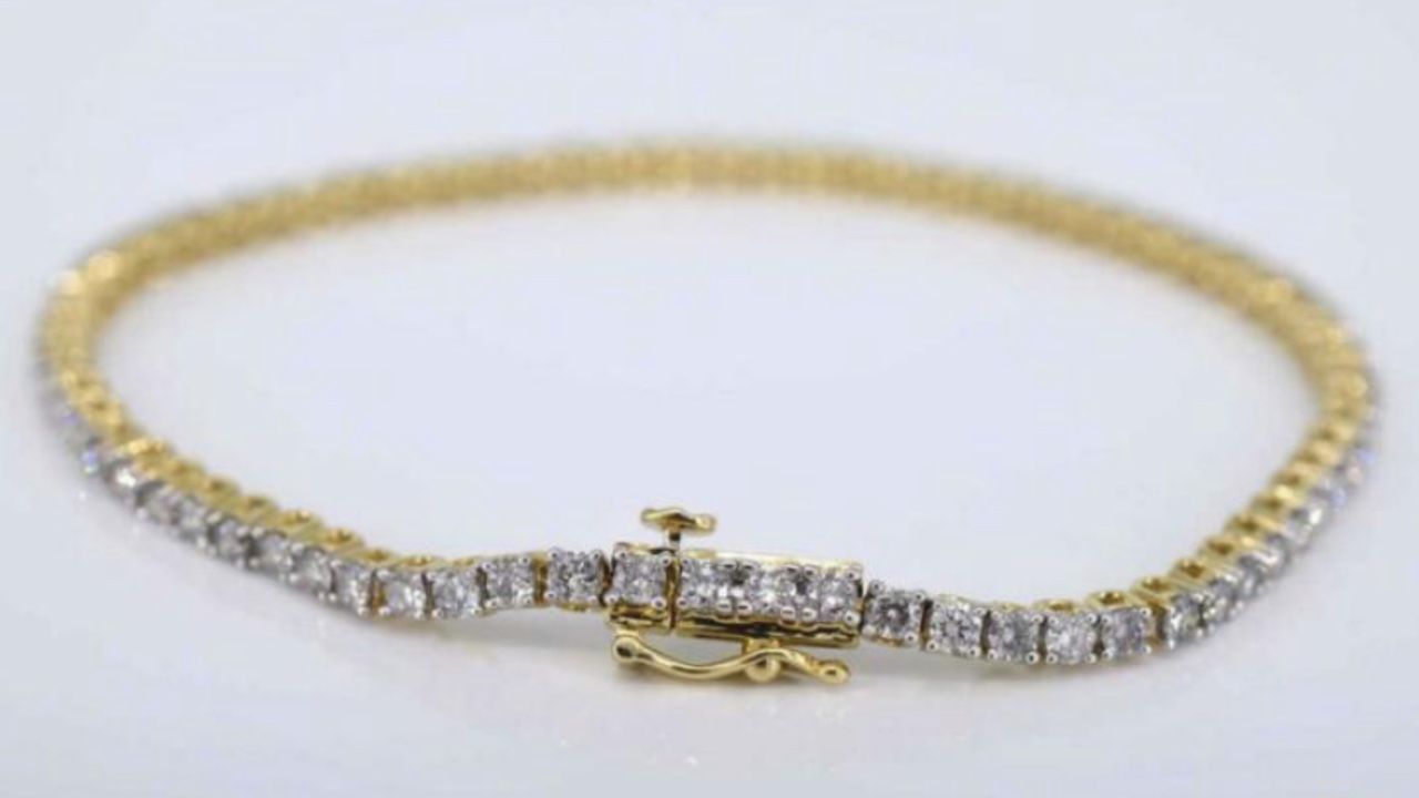 De gestolen armband die Manon droeg bij haar huwelijk (foto: Manon de Jong). 