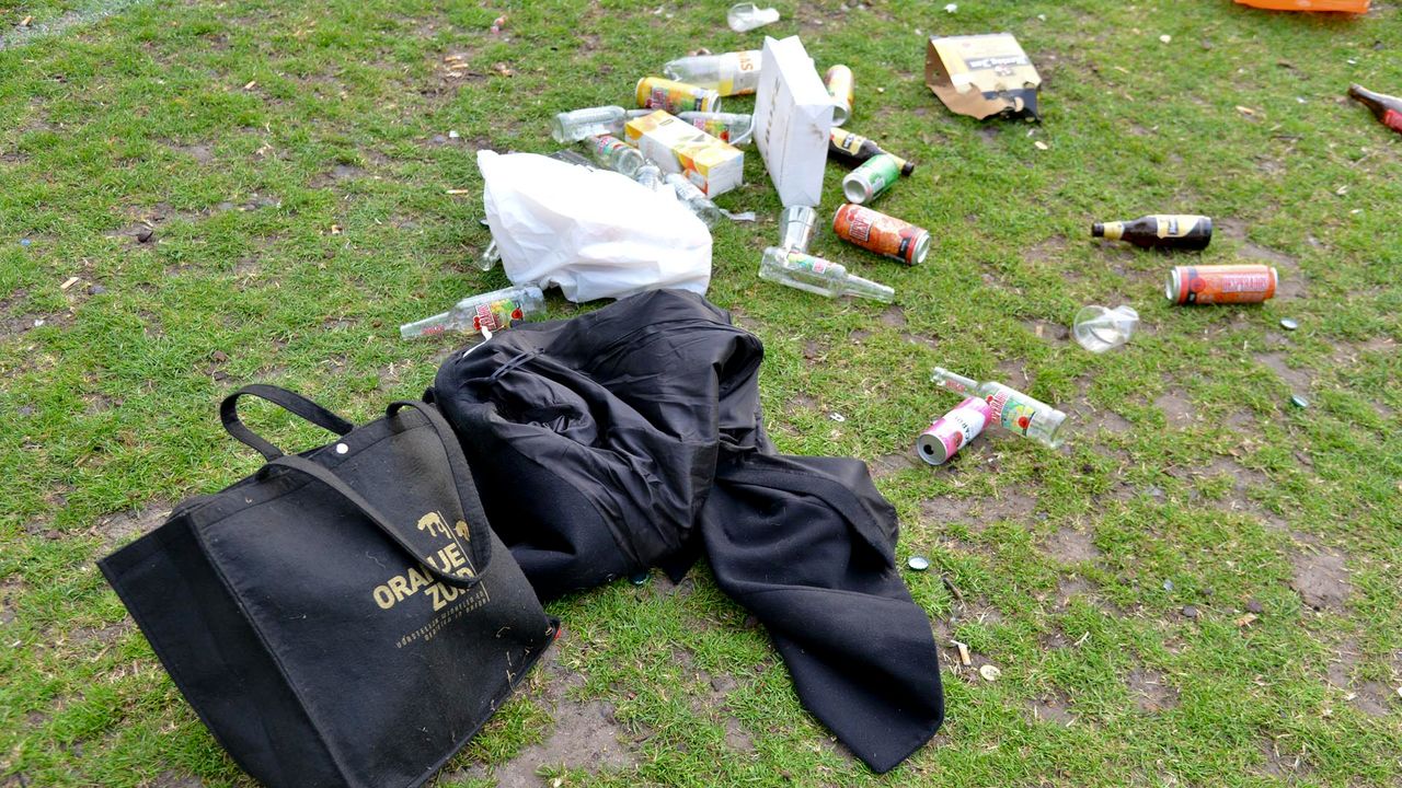 Nadat het Valkenbergpark ontruimd werd, bleef er veel zooi liggen (foto: Perry Roovers).
