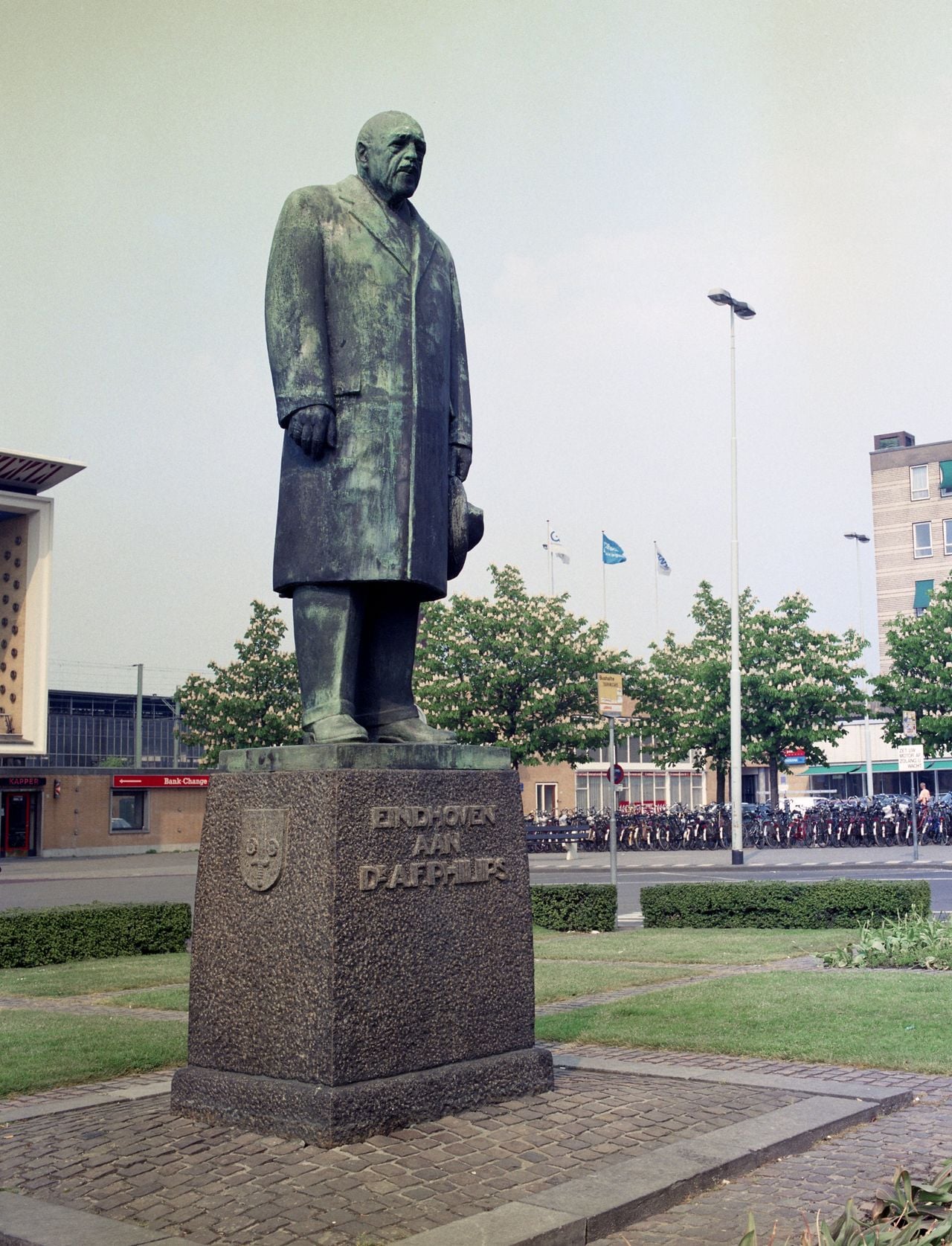 Anton Philips, voor het Centraal Station (foto: Koninklijke Philips)